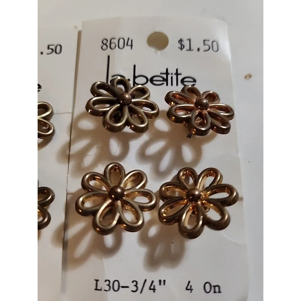 VINTAGE NEW LA PETITE PLASTIC FLOWER CARDED 8 BUTTONS‎ 8604 L30-3/4